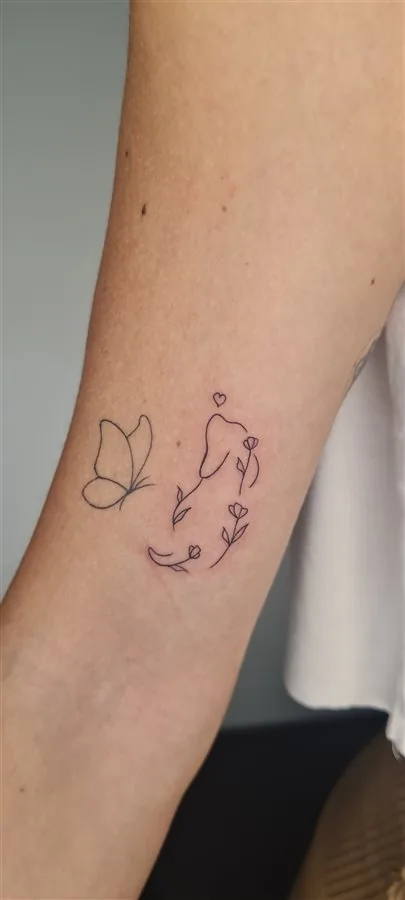 Tatuagem fine line de borboleta